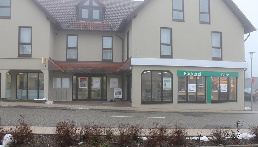 Auch wenn der Nebel vieles verschluckt, ist erkennbar, dass Licht in den Geschäftsräumen brennt. Im Februar macht der Lebensmittelladen wieder auf. Auch wenn der Nebel vieles verschluckt, ist erkennbar, dass Licht in den Geschäftsräumen brennt. Im Februar macht der Lebensmittelladen wieder auf.