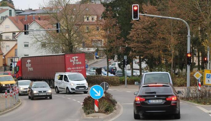 Die Verzweigung an der Schiedstraße und der Neuen Biberacher Straße könnte trotz der geplanten Tangente ein Nadelöhr mit Rückstaugarantie bleiben.
Foto: Plückthun Die Verzweigung an der Schiedstraße und der Neuen Biberacher Straße könnte trotz der geplanten Tangente ein Nadelöhr mit Rückstaugarantie bleiben.
Foto: Plückthun
