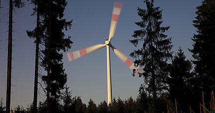 Wenn es um Windräder geht, dreht man ordentlich am Rad: Nachdem sich die Verwaltungsgemeinschaft Öhringen, Pfedelbach und Zweiflingen entschieden hat, neue Windkraft-Flächen zu suchen, opponieren jetzt die Kritiker vehement.
Foto: Archiv/Neubauer