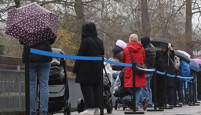 Eisb&auml;r-Baby Mika bekommt erstmals Besuch von Zoofans.