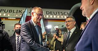 Der Kanzler ist zu seinem Antrittsbesuch in Israel eingetroffen.