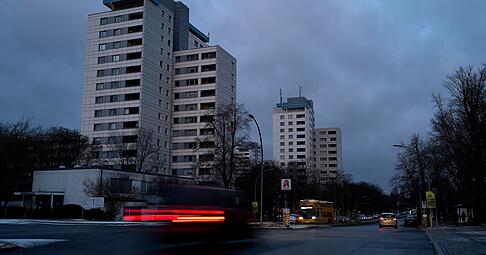 Autos fahren bei Stromausfall in Lichterfelde. Nach einem Stromausfall blieb die Osdorfer Straße in Lichterfelde ohne Beleuchtung. Autos fahren bei Stromausfall in Lichterfelde. Nach einem Stromausfall blieb die Osdorfer Straße in Lichterfelde ohne Beleuchtung.