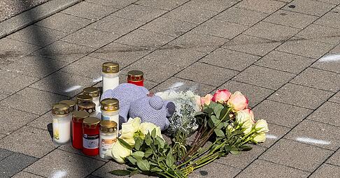 Nach einem Streit soll ein 18-Jähriger einen 12-jährigen Jungen absichtlich mit dem Auto angefahren und getötet haben. Die Staatsanwaltschaft hat nun offenbar Anklage auf Mord erhoben. Nach einem Streit soll ein 18-Jähriger einen 12-jährigen Jungen absichtlich mit dem Auto angefahren und getötet haben. Die Staatsanwaltschaft hat nun offenbar Anklage auf Mord erhoben.