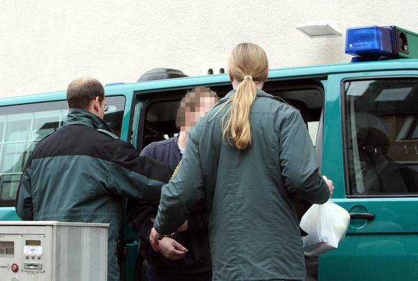 Matthias F., der des Mordes angeklagt ist, bei seiner Vorführung zum Landgericht Heilbronn: Der 49-Jährige führte ein unauffälliges Leben. Matthias F., der des Mordes angeklagt ist, bei seiner Vorführung zum Landgericht Heilbronn: Der 49-Jährige führte ein unauffälliges Leben.