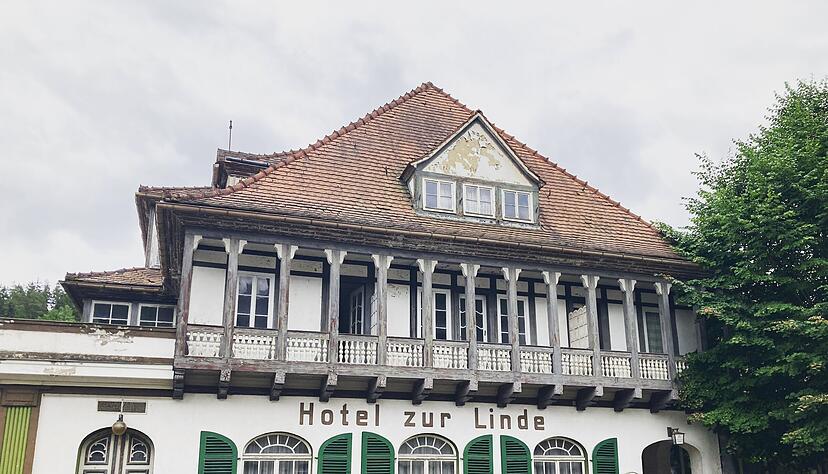 Die Linde in Sitzendorf ist eines der schönsten Sommerfrische-Häuser im Tal. Wie so viele andere Gasthöfe und Hotels ist sie geschlossen. Die Linde in Sitzendorf ist eines der schönsten Sommerfrische-Häuser im Tal. Wie so viele andere Gasthöfe und Hotels ist sie geschlossen.