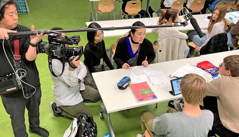Das Team aus Tokio interviewt in der Wolf-von-Gemmingen-Schule mit Hilfe von Yoshiko Susanne Brzezinka (Vierte von links) auch einzelne Jugendliche.