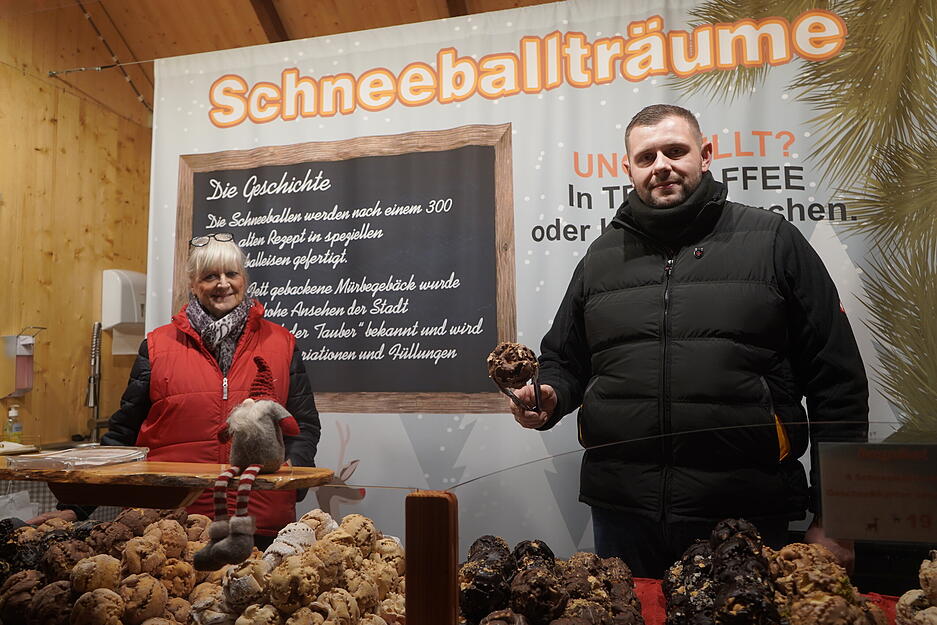Zwar liegt in der Region kein Schnee mehr, Schneebälle können auf dem Bad Wimpfener Weihnachtsmarkt dennoch gefunden werden.