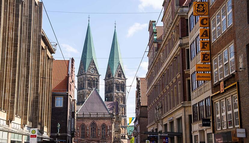 Blick auf den Bremer St.-Petri-Dom: Der längste deutsche Jakobsweg, die Via Baltica, führt durch die Hansestadt. Blick auf den Bremer St.-Petri-Dom: Der längste deutsche Jakobsweg, die Via Baltica, führt durch die Hansestadt.
