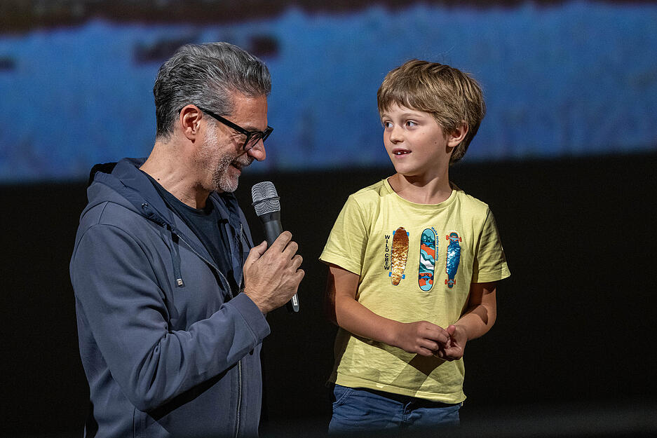 Michael Bully Herbig, Christian Tramitz und Rick Kavanian agieren bei der Vorstellung von "Das Kanu des Manitu" auch mit dem Publikum. Zwei Kinder d&uuml;rfen den Schauspielern ganz nah kommen.