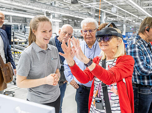Blick in die Zukunft: Auf der Forschungsfläche inmitten der Produktion arbeiten Audi- und Fraunhofer-Mitarbeiter daran, die Zusammenstellung der Einzelteile für ein Fahrzeug mit neuesten Technologien zu vereinfachen.