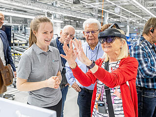 Blick in die Zukunft: Auf der Forschungsfläche inmitten der Produktion arbeiten Audi- und Fraunhofer-Mitarbeiter daran, die Zusammenstellung der Einzelteile für ein Fahrzeug mit neuesten Technologien zu vereinfachen.