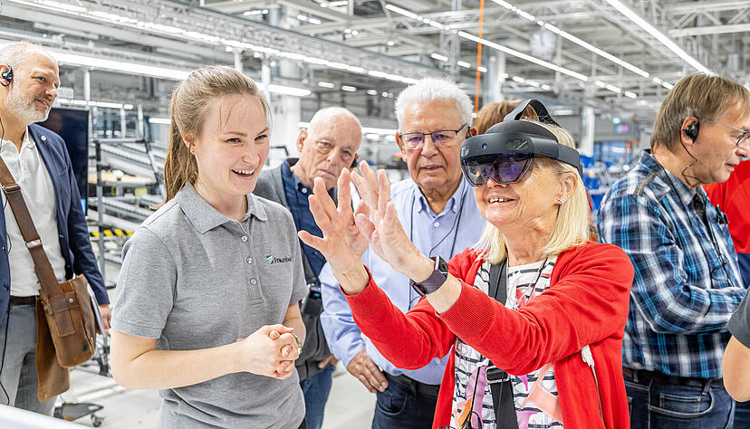Blick in die Zukunft: Auf der Forschungsfläche inmitten der Produktion arbeiten Audi- und Fraunhofer-Mitarbeiter daran, die Zusammenstellung der Einzelteile für ein Fahrzeug mit neuesten Technologien zu vereinfachen.