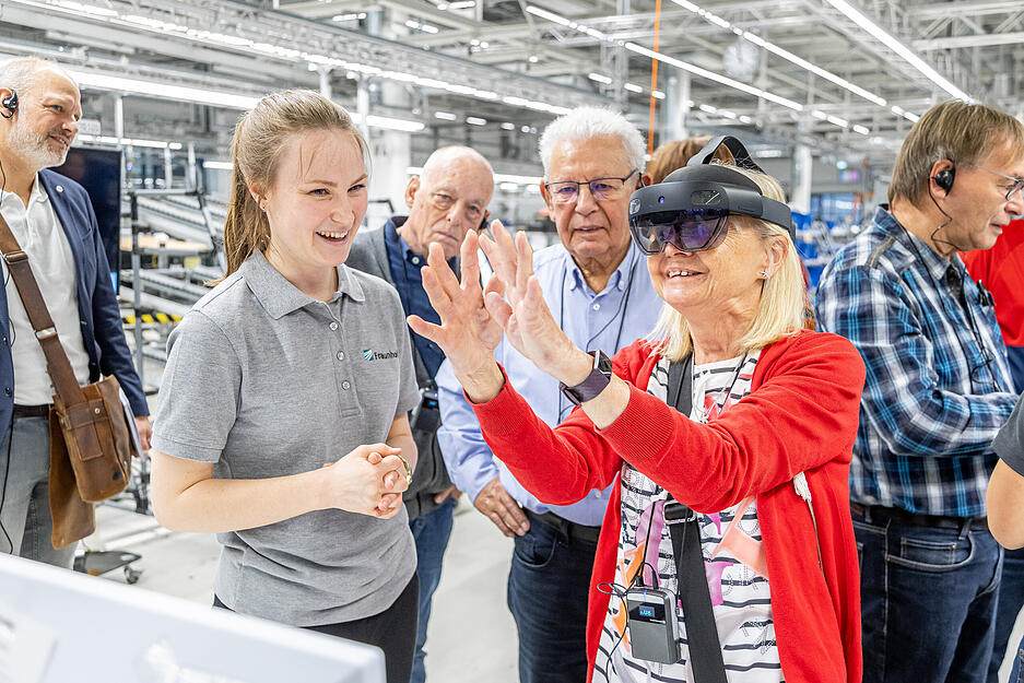 Blick in die Zukunft: Auf der Forschungsfläche inmitten der Produktion arbeiten Audi- und Fraunhofer-Mitarbeiter daran, die Zusammenstellung der Einzelteile für ein Fahrzeug mit neuesten Technologien zu vereinfachen.