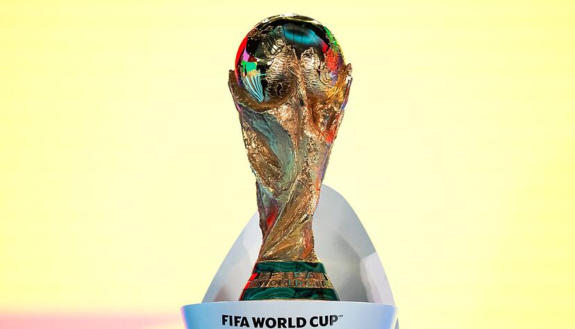 Um diesen Fu&szlig;ball-Pokal geht es im Sommer 2026. (Archivbild)