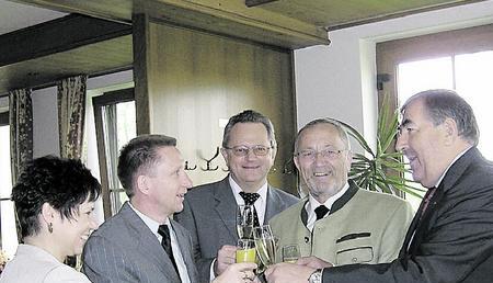Hohenloher CDU-Gr&ouml;&szlig;en feierten in Bieringen: Ein dreifach Hoch auf Hohenlohes politisches Urgestein Karl Hehn. (Foto: Barbara Griesinger)