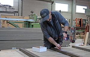 Die einzelnen Balken werden mit einer Unterkonstruktion aus Fichtenholz verschraubt. Damit alles einheitlich ist, hat Bernd Widmann eine Schablone angefertigt.