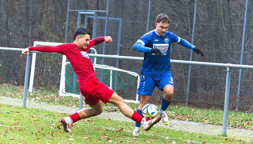 Michael Baronas, der hier Enes-Koray Görgülü stehen lässt, erzielte den späten 2:2-Ausgleich der Kirchardter gegen Türkspor Mannheim.