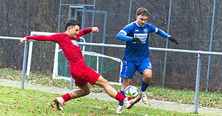Michael Baronas, der hier Enes-Koray Görgülü stehen lässt, erzielte den späten 2:2-Ausgleich der Kirchardter gegen Türkspor Mannheim.