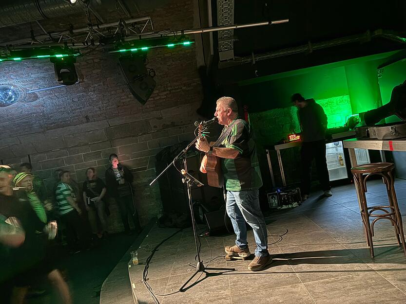 Bei Live-Musik ging es am Mittwochabend rund. Die Celtic-Fans feiern.