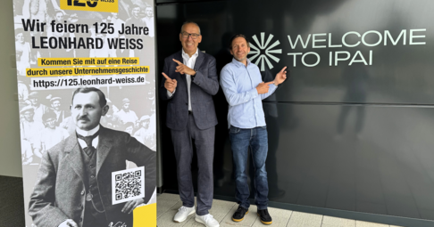 IT-Leiter Atilla K&uuml;c&uuml;k (links) und Johannes Scholl (KI-Koordinator) von Leonhard Weiss vor den Ipai Spaces in Heilbronn..