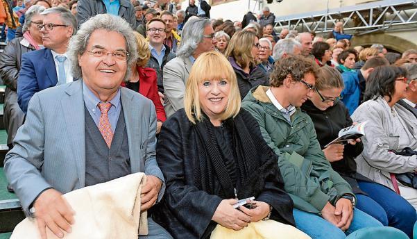 Bekannte Gesichter aus der Medienwelt: Helmut Markwort hat sich mit Lebensgefährtin Patricia Riekel unter die Gäste der Burgfestspiele gemischt.Fotos: Berger Bekannte Gesichter aus der Medienwelt: Helmut Markwort hat sich mit Lebensgefährtin Patricia Riekel unter die Gäste der Burgfestspiele gemischt.Fotos: Berger