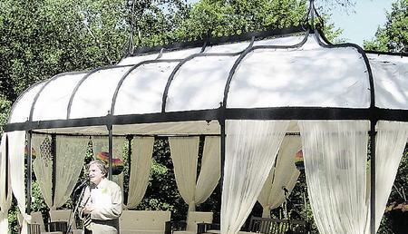 Im Pavillion des AUM-Kurzentrums für Ayurveda hielt Reinhard Korn eine mit witzigen Anekdoten gespickte Einweihungsrede. Im Pavillion des AUM-Kurzentrums für Ayurveda hielt Reinhard Korn eine mit witzigen Anekdoten gespickte Einweihungsrede.