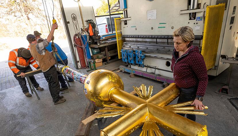 In ihrer Werkstatt hat Kunstschmiedin Andrea Würzinger das Kreuz restauriert. (Archivbild) In ihrer Werkstatt hat Kunstschmiedin Andrea Würzinger das Kreuz restauriert. (Archivbild)