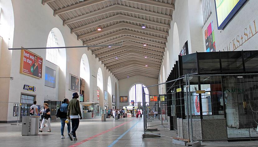 Absperrungen, kahle Ladenfl&auml;chen: Wer momentan durch den Stuttgarter Hauptbahnhof l&auml;uft, dem erschlie&szlig;t sich ein tristes Bild.
Foto: Michael Schwarz