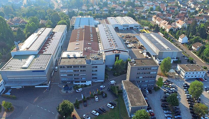 Aus der Luft erkennt man die Ausdehnung des Dieffenbacher-Stammwerks in Eppingen. Hier werden Maschinen und Anlagen zur Holzverarbeitung sowie für Recycling gefertigt.
Foto: Dieffenbacher Aus der Luft erkennt man die Ausdehnung des Dieffenbacher-Stammwerks in Eppingen. Hier werden Maschinen und Anlagen zur Holzverarbeitung sowie für Recycling gefertigt.
Foto: Dieffenbacher