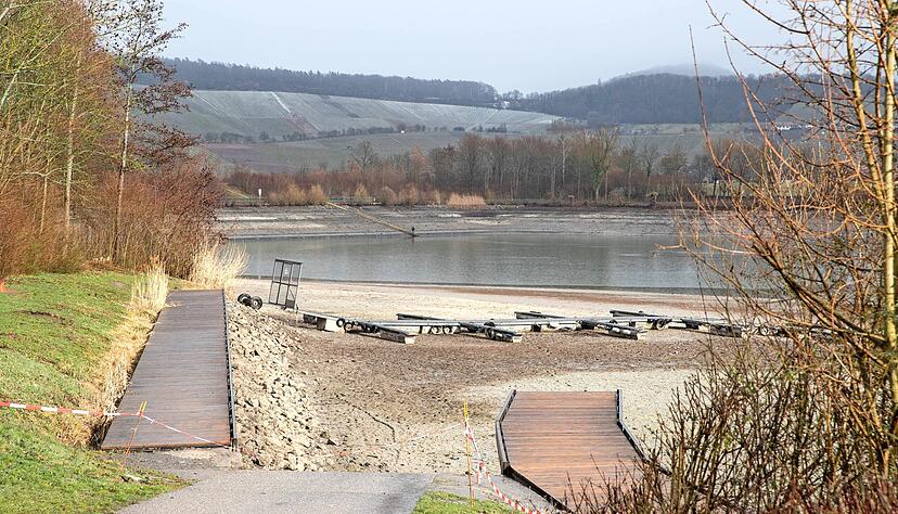 Der Steg der Segler ist zum Trockendock geworden. Bereits zwei Millionen Kubikmeter Wasser hat der Breitenauer See verloren.
Foto: Andreas Veigel Der Steg der Segler ist zum Trockendock geworden. Bereits zwei Millionen Kubikmeter Wasser hat der Breitenauer See verloren.
Foto: Andreas Veigel