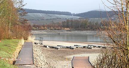 Der Steg der Segler ist zum Trockendock geworden. Bereits zwei Millionen Kubikmeter Wasser hat der Breitenauer See verloren.
Foto: Andreas Veigel