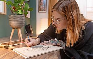 Seit der coronabedingten Schließung ihres Ladens verbringt Tätowiererin Lisa Bürg viel Zeit mit dem Zeichnen neuer Motive. Foto: Mario Berger