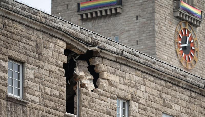 Ein Loch ist in der Fassade des Hauptbahnhofs zu sehen. Ein Loch ist in der Fassade des Hauptbahnhofs zu sehen.