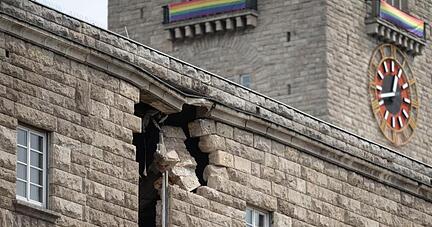 Ein Loch ist in der Fassade des Hauptbahnhofs zu sehen.