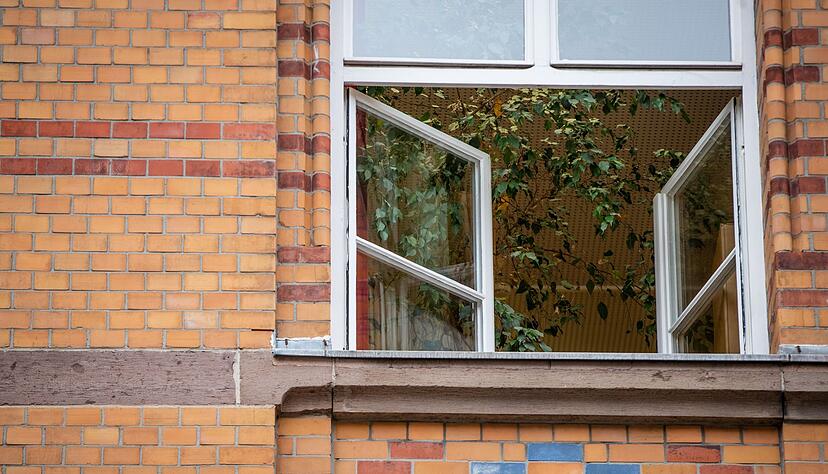 Ein Fenster einer an einer Schule ist zum L&uuml;ften ge&ouml;ffnet.