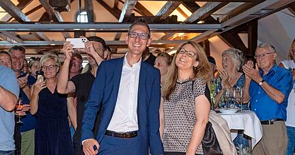 So sieht ein gl&uuml;cklicher Sieger aus: Patrick Dillig ist &uuml;berw&auml;ltigt vom klaren Ergebnis der B&uuml;rgermeisterwahl. Mit ihm freuen sich seine Lebensgef&auml;hrtin Miriam Weber und zahlreiche Eberst&auml;dter.
Foto: Mario Berger
