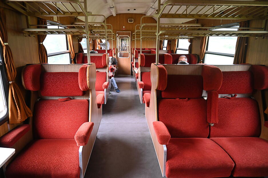 Die Dampflok besteht aus Wagen aus den Jahren 1955 bis 1970. In der ersten Klasse sind bequeme Abteilwagen mit Plüschsesseln und viel Platz im Angebot. Die Dampflok besteht aus Wagen aus den Jahren 1955 bis 1970. In der ersten Klasse sind bequeme Abteilwagen mit Plüschsesseln und viel Platz im Angebot.