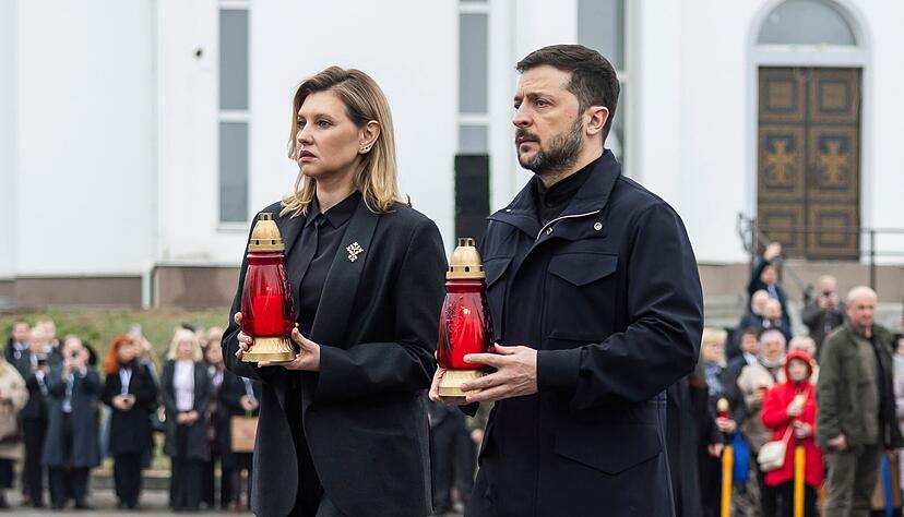 dpatopbilder - HANDOUT - 31.03.2025, Ukraine, Butscha: Auf diesem vom Presseamt des ukrainischen Präsidenten zur Verfügung gestellten Foto tragen Wolodymyr Selenskyj, Präsident der Ukraine, und seine Frau, die First Lady Olena Zelenska Kerzen anlässlich zum Gedenken an die Opfer der russischen Besatzung zu einer Gedenkstätte. Die Bewohner Butscha gedenkt den dritten Jahrestages der Befreiung der Stadt von der russischen Besatzung. Foto: Volodymyr Petrov/Ukrainian Presidential Press Office via AP/dpa - ACHTUNG: Nur zur redaktionellen Verwendung und nur mit vollständiger Nennung des vorstehenden Credits +++ dpa-Bildfunk +++ dpatopbilder - HANDOUT - 31.03.2025, Ukraine, Butscha: Auf diesem vom Presseamt des ukrainischen Präsidenten zur Verfügung gestellten Foto tragen Wolodymyr Selenskyj, Präsident der Ukraine, und seine Frau, die First Lady Olena Zelenska Kerzen anlässlich zum Gedenken an die Opfer der russischen Besatzung zu einer Gedenkstätte. Die Bewohner Butscha gedenkt den dritten Jahrestages der Befreiung der Stadt von der russischen Besatzung. Foto: Volodymyr Petrov/Ukrainian Presidential Press Office via AP/dpa - ACHTUNG: Nur zur redaktionellen Verwendung und nur mit vollständiger Nennung des vorstehenden Credits +++ dpa-Bildfunk +++