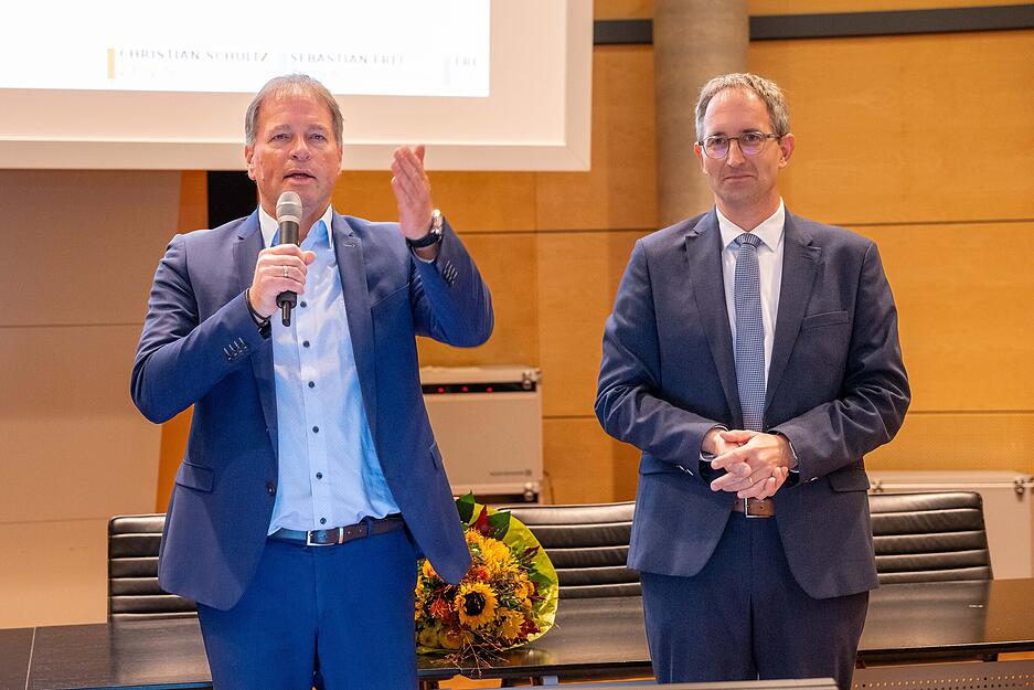 Er wird das Amt des Oberbürgermeisters weitere acht Jahre ausüben. Er wird das Amt des Oberbürgermeisters weitere acht Jahre ausüben.