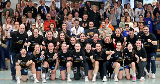 Schulterschluss mit den Fans in der rappelvollen Oedheimer Sporthalle am Sonntagabend: Die Frauen der SG Degmarn-Oedheim um Trainer und Vorstandsmitglied Daniel Benkner (zweite Reihe, Zweiter von rechts) sind Verbandsligameister.