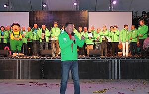 "Wir wollen niemals auseinandergehen." Mit diesem Lied schwor Freundeskreisvorsitzender Jochen K. Kübler (vorne) die Träger der grünen Jacken auf künftigen Zusammenhalt ein und dankte mit seinem Nachfolger Thilo Michler für die geleistete Arbeit. "Wir wollen niemals auseinandergehen." Mit diesem Lied schwor Freundeskreisvorsitzender Jochen K. Kübler (vorne) die Träger der grünen Jacken auf künftigen Zusammenhalt ein und dankte mit seinem Nachfolger Thilo Michler für die geleistete Arbeit.