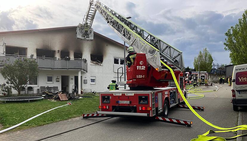Die Feuerwehren war mit 91 Kräften und 16 Fahrzeugen am Einsatzort Die Feuerwehren war mit 91 Kräften und 16 Fahrzeugen am Einsatzort