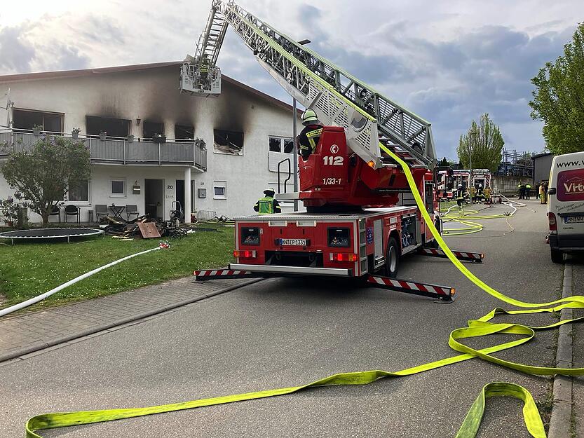 Die Feuerwehren war mit 91 Kräften und 16 Fahrzeugen am Einsatzort Die Feuerwehren war mit 91 Kräften und 16 Fahrzeugen am Einsatzort