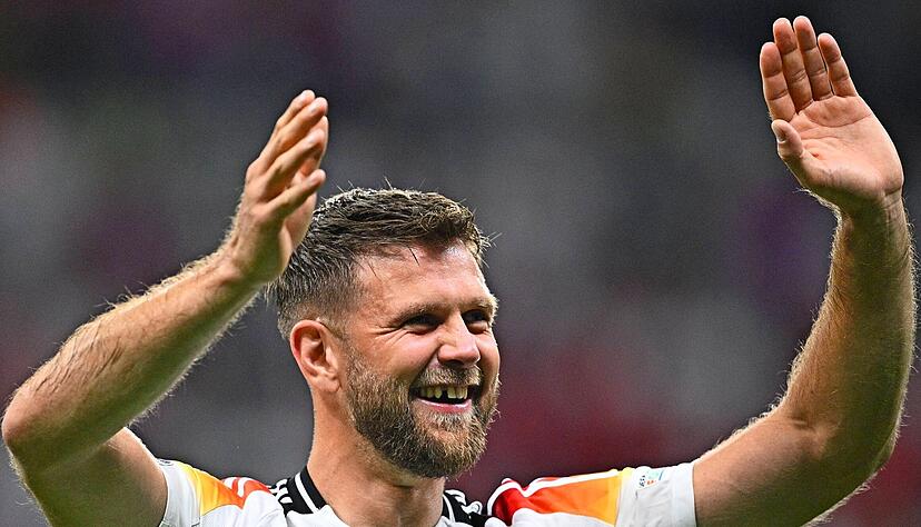 Grinsekerl mit Zahnlücke bei der EM 2024 : Niclas Füllkrug sorgte mit seinem Kopfball für eine späte Jubel-Eruption. "Das kann ein Knackpunkt-Moment gewesen sein."
Fotos: dpa Grinsekerl mit Zahnlücke bei der EM 2024 : Niclas Füllkrug sorgte mit seinem Kopfball für eine späte Jubel-Eruption. "Das kann ein Knackpunkt-Moment gewesen sein."
Fotos: dpa