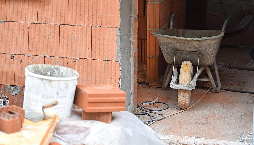 Am Mittwoch steht ein Mann vor dem Amtsgericht Heilbronn, der sich als Bauleiter ausgegeben haben soll. Handwerker sollen nicht bezahlt worden sein. Am Mittwoch steht ein Mann vor dem Amtsgericht Heilbronn, der sich als Bauleiter ausgegeben haben soll. Handwerker sollen nicht bezahlt worden sein.