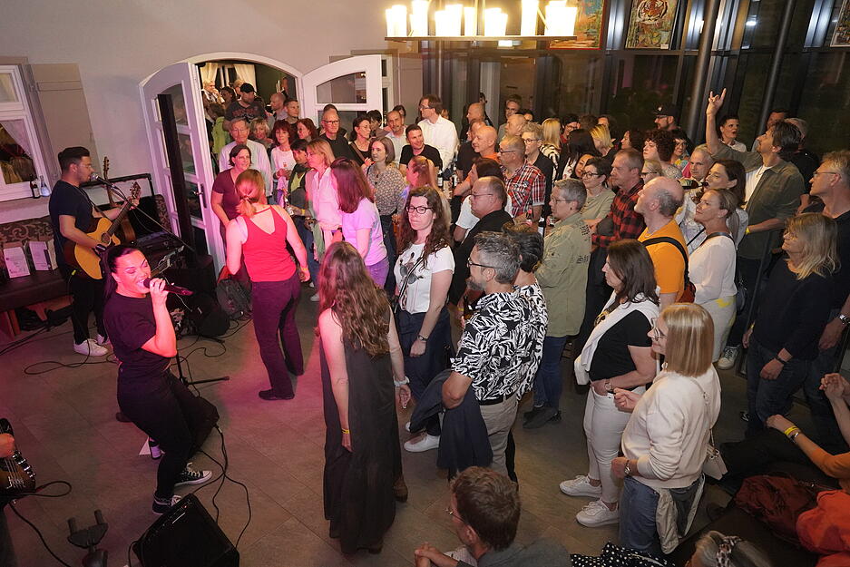 Neu dabei ist im diesem Jahr erstmals das Café Erich. Dorthin haben Uniques ihren Fanclub mitgenommen. Neu dabei ist im diesem Jahr erstmals das Café Erich. Dorthin haben Uniques ihren Fanclub mitgenommen.