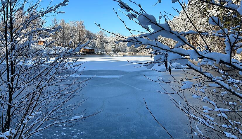 Eine dünne Eisfläche hat sich auf dem Finsterroter See gebildet. Eine dünne Eisfläche hat sich auf dem Finsterroter See gebildet.
