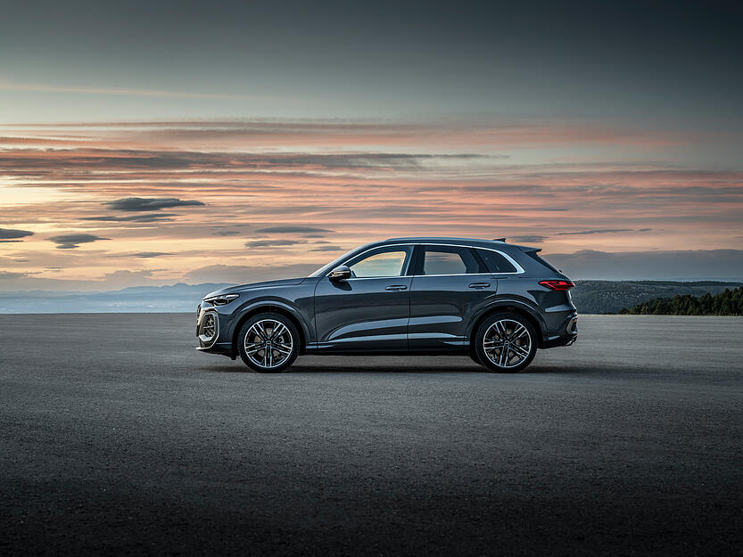 Den größten Sprung macht der Q5 beim Design, das sieht man auf den ersten Blick. Die Seitenlinie wirkt kraftvoller.