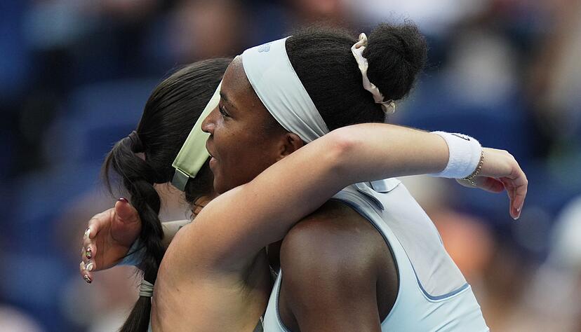 Coco Gauff (r) war im Viertelfinale zu stark für Eva Lys.