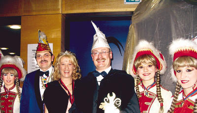 Talheims Prinzenpaar Viola I. und Michael I. mit TCV-Präsident Siegfried Grasi, eingerahmt von der Prinzengarde. Nach der Anspannung strahlen sie beide. (Foto: Luzia Grimm) Talheims Prinzenpaar Viola I. und Michael I. mit TCV-Präsident Siegfried Grasi, eingerahmt von der Prinzengarde. Nach der Anspannung strahlen sie beide. (Foto: Luzia Grimm)